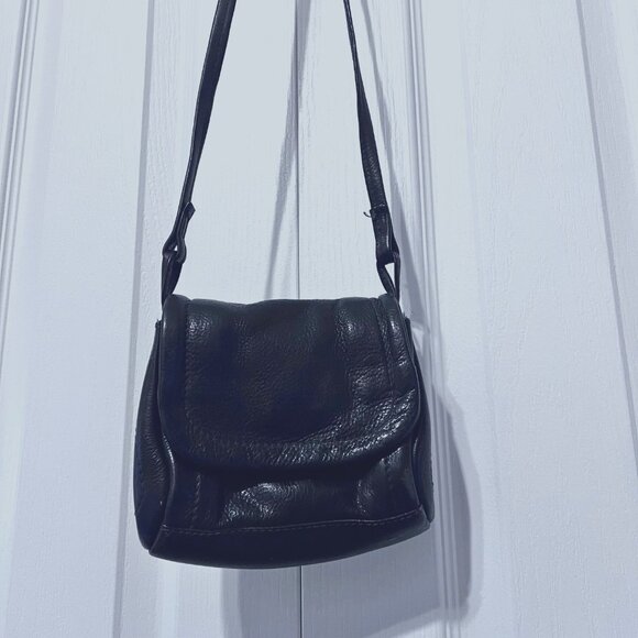 Kenneth Cole-Small Crossbody Black Leather Snap Shut Purse-2 Compartments Inside - Picture 3 of 12